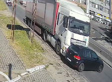 Argeş: Un TIR loveşte un autoturism, dar şoferul nu-şi dă seama şi târăşte maşina zeci de metri pe şosea / Conducătorul auto a fost sancţionat - VIDEO