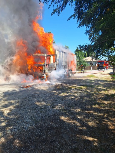 Giurgiu: Maşină de gunoi, în flăcări / Incendiul s-a extins la viţa de vie dintr-o gospodărie - FOTO