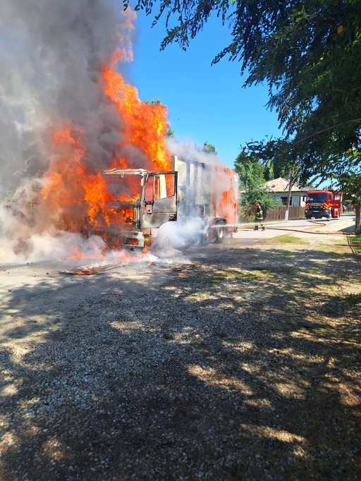 Giurgiu: Maşină de gunoi, în flăcări / Incendiul s-a extins la viţa de vie dintr-o gospodărie - FOTO
