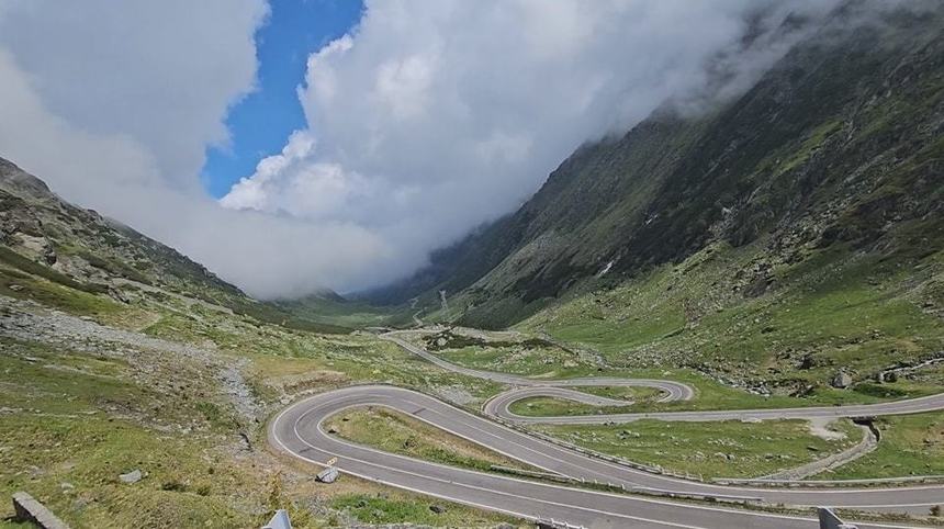 Se deschide traficul pe Transfăgărăşan / Maşinile pot circula între Bâlea Cascadă şi Piscul Negru doar între orele 7.00 şi 21.00 / Avertisment cu privire la prezenţa urşilor în zonă / Apelul directorului CNAIR

