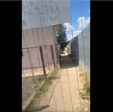 Scandal între angajaţii Primăriei Mihăileşti şi câţiva localnici, din cauza deciziei de închidere a unei alei / Poliţia, chemată să intervină - FOTO / VIDEO
