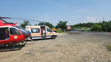 Timiş: Zece persoane implicate într-un accident rutier pe drumul naţional care leagă Timişul de Hunedoara, în lipsa unei bucăţi de autostradă - FOTO
