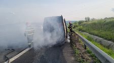 Sibiu: Un microbuz cu 9 persoane a luat foc pe autostradă / Oamenii au reuşit să iasă - FOTO