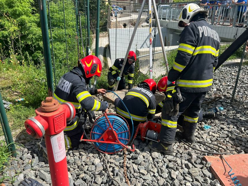 UPDATE - Sibiu: Trei bărbaţi au căzut într-un bazin de canalizare, adânc de cinci metri / Unul a murit, doi fiind transportaţi la spital / Accidentul, în timpul programului de lucru

