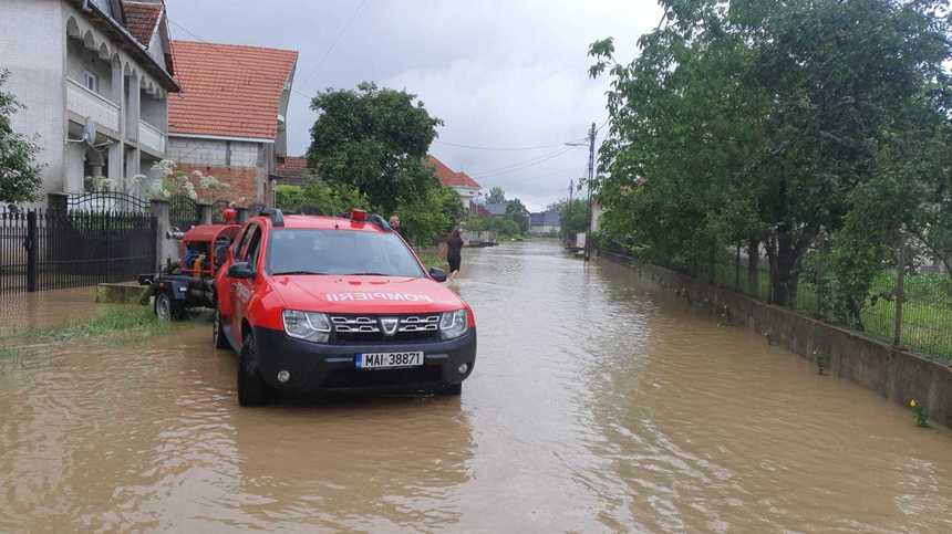 IGSU: Efecte ale furtunilor în 31 de localităţi din 12 judeţe, până la ora 21.00 / A fost evacuată apa din case, gospodării şi beciuri / Copaci căzuţi şi maşini avariate / Nu s-au înregistrat victime

