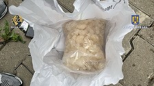 Bărbat, reţinut de DIICOT Cluj după ce a fost prins când vindea 1,6 kilograme de ”cristal”, drog de mare risc/ La locuinţa sa, anchetatorii au găsit 17,5 kilograme de droguri şi substanţe psihoactive
