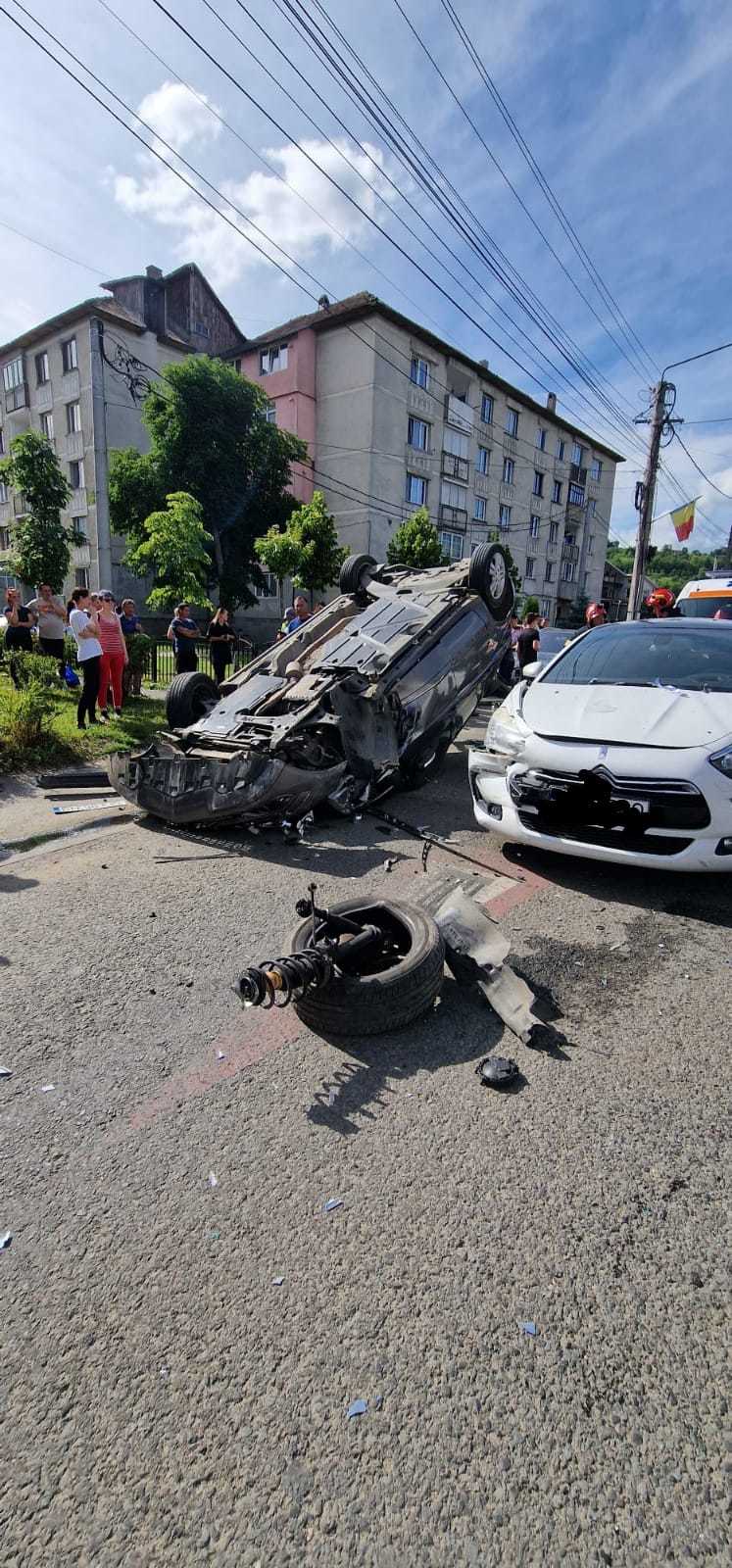 Bistriţa-Năsăud: Nouă persoane, implicate într-un accident rutier/ Doi bărbaţi, doi copii şi mama lor, transportaţi la spitale - FOTO