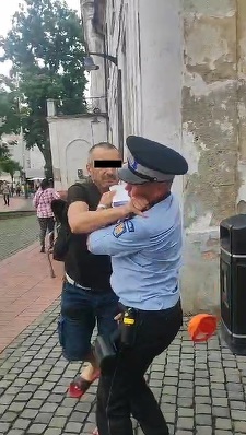 Poliţist local, lovit de un bărbat, în centrul oraşului Timişoara/ Agresorul distrugea burlanele unei clădiri când a fost legitimat - VIDEO