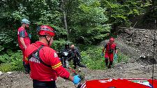 Motociclist din Sibiu, mort în Parcul Naţional Ceahlău / A fost găsit în albia unui pârâu, la o diferenţă de nivel de 4 metri / Făcea parte dintr-un grup de motociclişti care l-au căutat - FOTO


