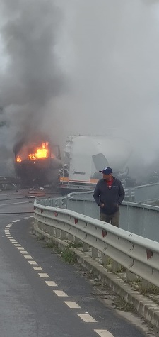 Bihor: Un camion şi o cisternă s-au ciocnit, la Ceica, ambele autovehicule luând foc/ Unul dintre şoferi, transportat la spital - FOTO, VIDEO