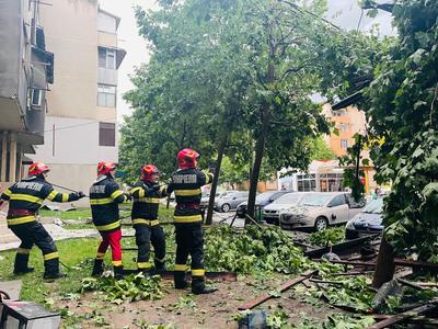 Mehedinţi: 67 de apeluri de la oameni la numărul de urgenţă 112, după furtună / Inundaţii, zeci de copaci rupţi de vânt şi acoperişuri căzute pe carosabil