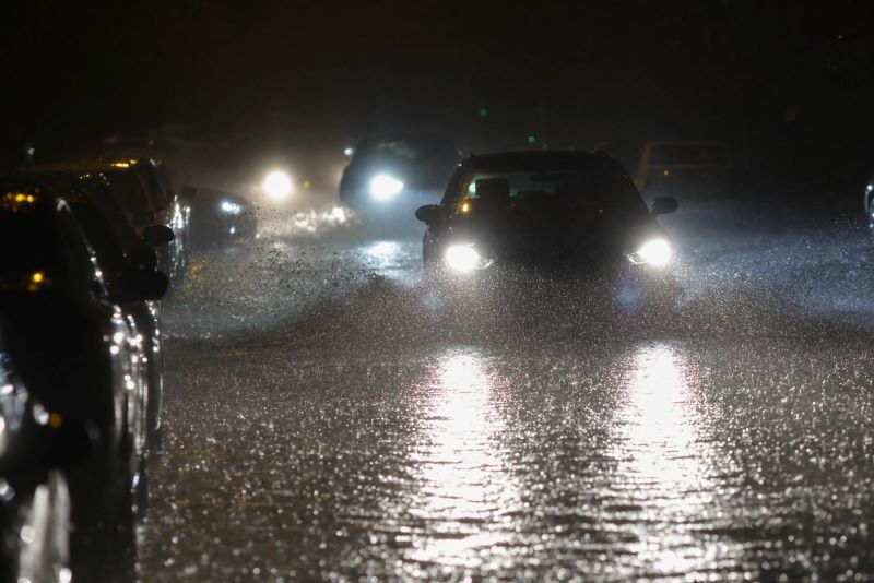 UPDATE - Cod roşu de furtună în Bucureşti şi Ilfov / Vijelii, grindină şi căderi însemnate de precipitaţii / Mesaj RO-Alert / Zboruri deviate / 200 de intervenţii ale pompierilor 

