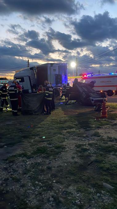 Prahova: O femeie a murit şi alte patru persoane, între care un copil, au fost rănite după ce un autoturism şi un TIR s-au ciocnit, pe DN 72