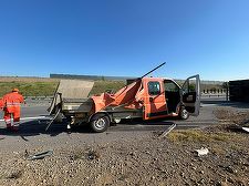 Mureş: Autoutilitară a drumarilor care curăţau gunoiul din şanţ, lovită de un camion pe Autostrada A3 / Maşina a fost avariată / Camionul s-a răsturnat - FOTO