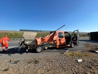 UPDATE - Mureş: Autoutilitară a drumarilor care curăţau gunoiul din şanţ, lovită de un camion pe Autostrada A3 / Maşina a fost avariată / Camionul s-a răsturnat / Precizările Poliţiei - FOTO