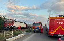 Suceava: Tânăr de 19 ani, mort după ce maşina pe care o conducea a fost lovită de tren/ Traficul feroviar, oprit temporar în urma accidentului