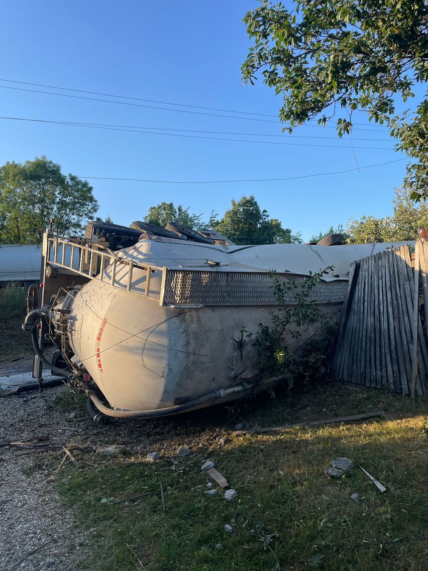 Argeş - Accident între un camion şi un autoturism. O persoană a fost rănită. Camionul s-a răsturnat într-o curte. Traficul pe DN65 este blocat, iar pompierii asigură zona, fiind înregistrate scurgeri de combustibil - FOTO