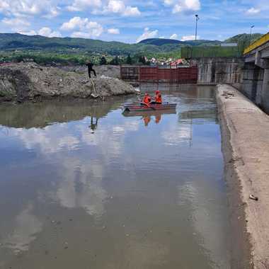 Vâlcea: Intervenţie a pompierilor pentru căutarea unui bărbat care a fost văzut aruncându-se în râul Olăneşti 