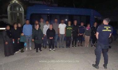 Dolj: 19 cetăţeni sirieni, prinşi de poliţiştii de frontieră în timp ce încercau să intre ilegal în România, după ce au traversat Dunărea cu o ambarcaţiune - FOTO
