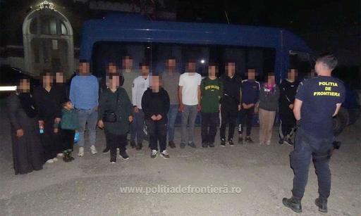 Dolj: 19 cetăţeni sirieni, prinşi de poliţiştii de frontieră în timp ce încercau să intre ilegal în România, după ce au traversat Dunărea cu o ambarcaţiune - FOTO
