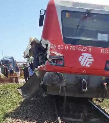 UPDATE - Accident feroviar în Tuzla, după ce un tren în care se aflau 40 de călători a lovit un camion încărcat cu piatră / Nu au fost persoane rănite / Trafic feroviar închis 