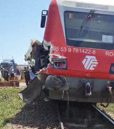 UPDATE - Accident feroviar în Tuzla, după ce un tren în care se aflau 40 de călători a lovit un camion încărcat cu piatră / Nu au fost persoane rănite / Trafic feroviar închis 
