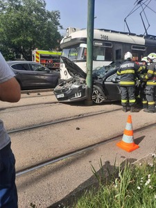 Timişoara: Maşină lovită de un tramvai / Şoferul a fost rănit şi dus de urgenţă la spital
