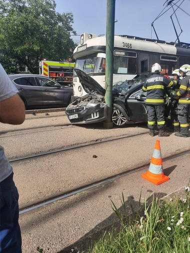 Timişoara: Maşină lovită de un tramvai / Şoferul a fost rănit şi dus de urgenţă la spital
