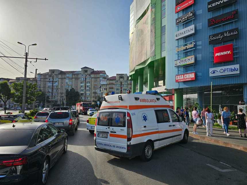 Peste 300 de persoane, evacuate dintr-un mall din Botoşani, din cauza unei posibile scurgeri de gaze
