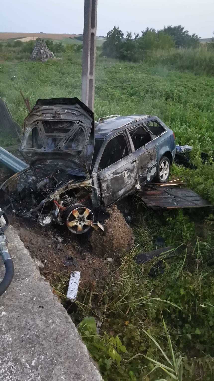 Botoşani - Un autoturism a luat foc în urma unui accident rutier. Şoferul a reuşit să iasă din maşină, fiind transportat la spital - FOTO