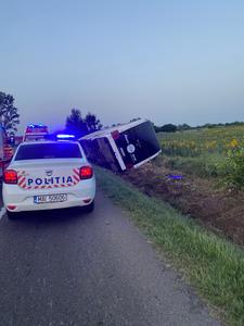 Vrancea - Autocar cu 59 de pasageri, înmatriculat în Bulgaria, răsturnat pe DN2. Patru persoane, inclusiv un copil, rănite uşor / Şoferul vehiculului ar fi adormit la volan - FOTO