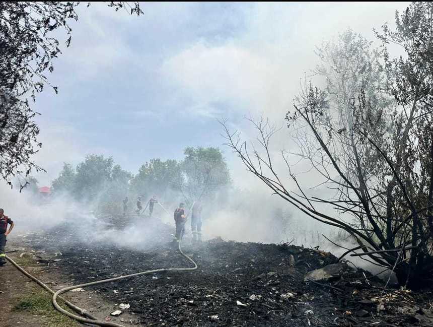 Garda de Mediu Ilfov - Pompierii au intervenit la Sinteşti după ce persoane necunoscute au incendiat materiale reciclabile, iar focul s-a extins la vegetaţia uscată /18 mijloace de transport şi cantităţi mari de deşeuri valorificabile, confiscate în 3 ani