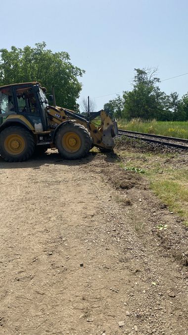 Întârziere de două ore şi jumătate a unui tren de persoane, care a lovit un utilaj intrat în gabaritul căii ferate - FOTO
