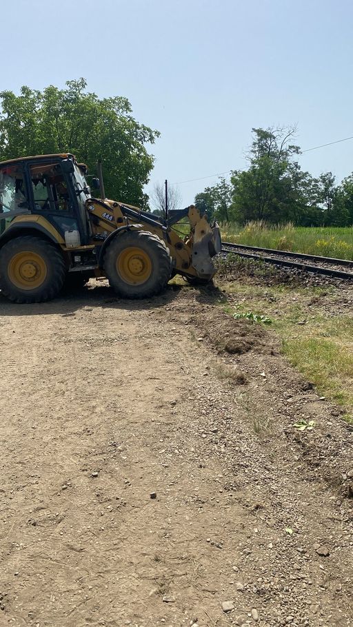 Întârziere de două ore şi jumătate a unui tren de persoane, care a lovit un utilaj intrat în gabaritul căii ferate - FOTO
