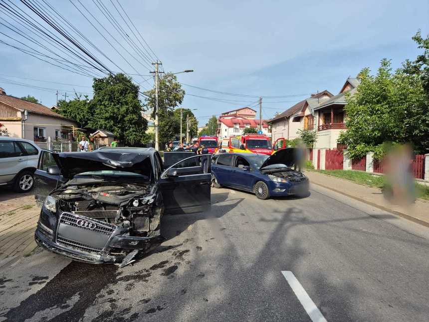 Şase persoane, implicate într-un accident rutier produs în municipiul Suceava
