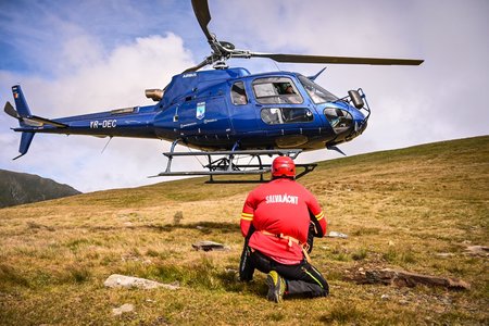 Salvamont Sibiu: Un alpinist care a suferit o fractură de membru superior pe un traseu de pe Muchia Albotei, recuperat cu elicopterul POA Braşov şi transferat la spital