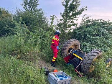 Prahova: Bărbat prins sub un autovehicul în timp ce încărca fân. El a fost scos conştient şi predat unui echipaj medical
