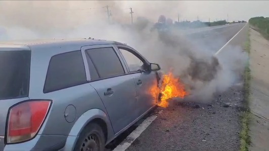 Giurgiu: Un autoturism a luat foc pe DN 5, femeia aflată la volanul acestuia fiind atenţionată de ceilalţi şoferi că iese fum de sub capotă
