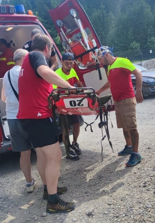 Prahova: Turistă de 70 de ani, recuperată de salvamontişti după ce s-a accidentat pe un traseu montan
