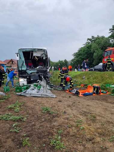 UPDATE - Sibiu - Plan Roşu activat după ce un autocar cu 57 de pasageri a ieşit în afara părţii carosabile pe DN 1, pe raza localităţii Porumbacu de Jos / Trei persoane din autocar, inclusiv şoferul, au fost transportate la spital - FOTO
