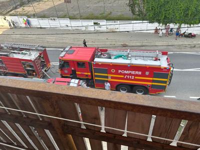 Alba: Incendiu la un apartament din comuna Unirea / 20 de persoane s-au evacuat / Un bărbat de 60 de ani, găsit în apartament, cu arsuri - FOTO