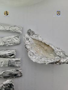 Bacău: Doi bărbaţi, arestaţi pentru trafic de droguri de risc şi mare risc/ Canabis, substanţă cristalină 3-CMC şi comprimate de ecstasy, găsite în urma percheziţiilor la locuinţele acestora