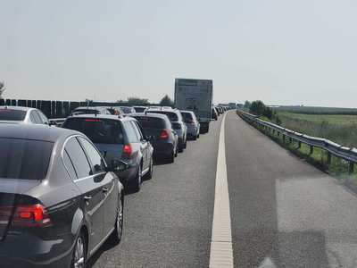 Trafic restricţionat pe Autostrada Soarelui, în urma unui accident rutier / O persoană ieşită dintr-o maşină aflată pe banda de urgenţă a fost lovită de un TIR, decedând