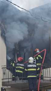 Incendiu la o clădire din Craiova, unde sunt birouri/ Douăzeci de persoane s-au evacuat - FOTO, VIDEO