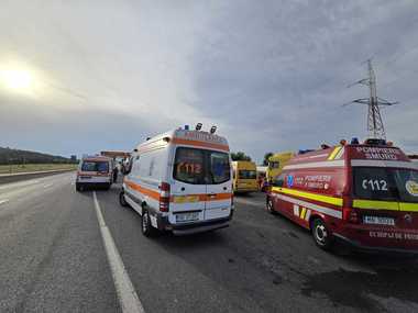UPDATE - Plan Roşu de Intervenţie în judeţul Sibiu, după un accident între o maşină şi un microbuz şcolar / 11 copii şi 4 adulţi, implicaţi / Copiii au 8 ani şi sunt din judeţul Hunedoara / Două fetiţe, la spital - FOTO