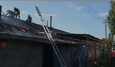 Galaţi - Incendiu puternic la o fabrică de peleţi - FOTO, VIDEO