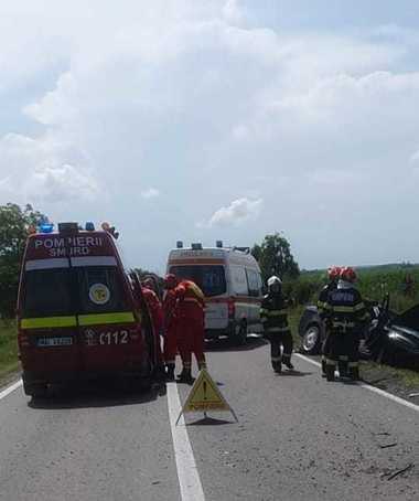 UPDATE - Grav accident rutier între un camion şi un autoturism, în judeţul Bihor. Echipajele medicale au încercat resuscitarea unui bebeluş, fără rezultat, fiind declarat decesul/ Traficul pe DN 19E este blocat