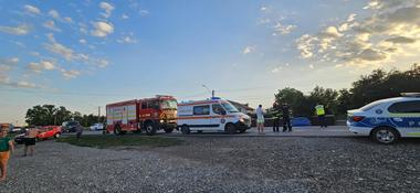 UPDATE - Plan Roşu de Intervenţie în Bacău, după un accident produs între un autoturism şi un autocar / Cinci persoane din autoturism, rănite, trei fiind inconştiente / 20 de oameni, în autocar / Maşina, proiectată într-un stâlp - FOTO

