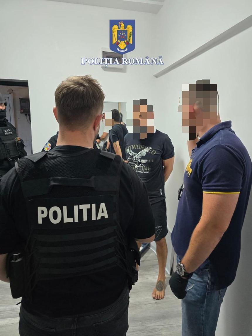 Bărbaţi suspectaţi că au furat bijuterii dintr-un magazin din Arad, prinşi la aproape o lună şi jumătate de la comiterea faptei / Doi bărbaţi au fost arestaţi

