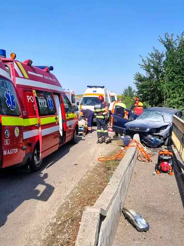 Trei persoane au murit, într-un accident produs pe un drum judeţean din Teleorman / O maşină a intrat într-un cap de pod / Un adolescent de 16 ani, în comă - FOTO